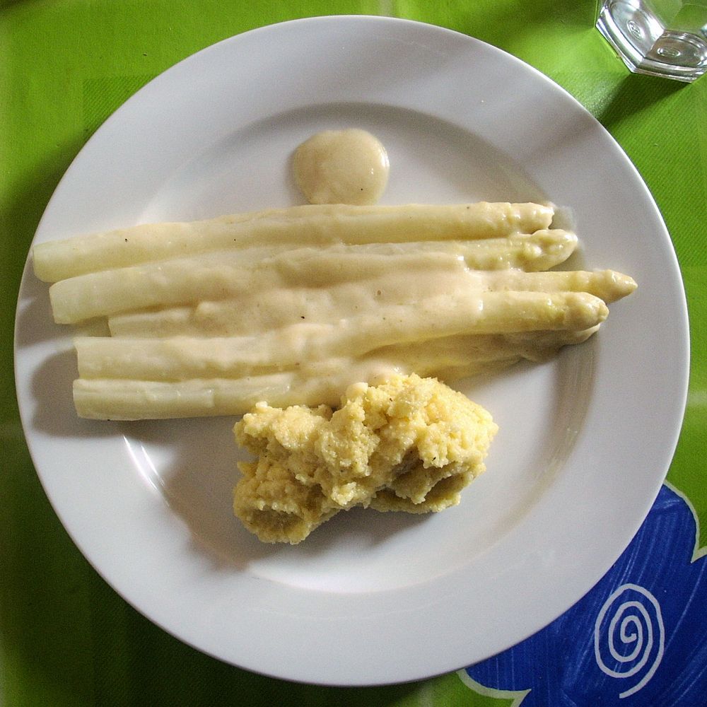 White asparagus with creamy polenta
