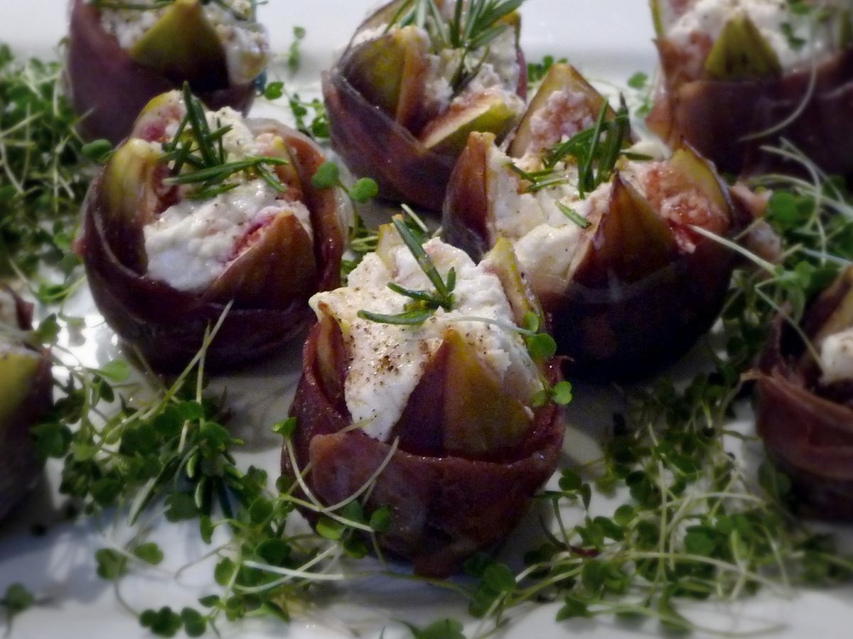 Best Figs with Goat Cheese and Prosciutto Recipe - How to Make Stuffed figs
