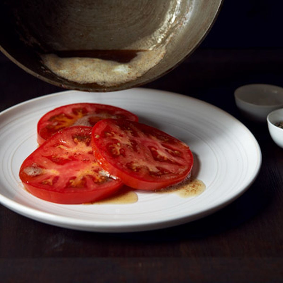 Сливочное масло томат. Разрезанный помидор.