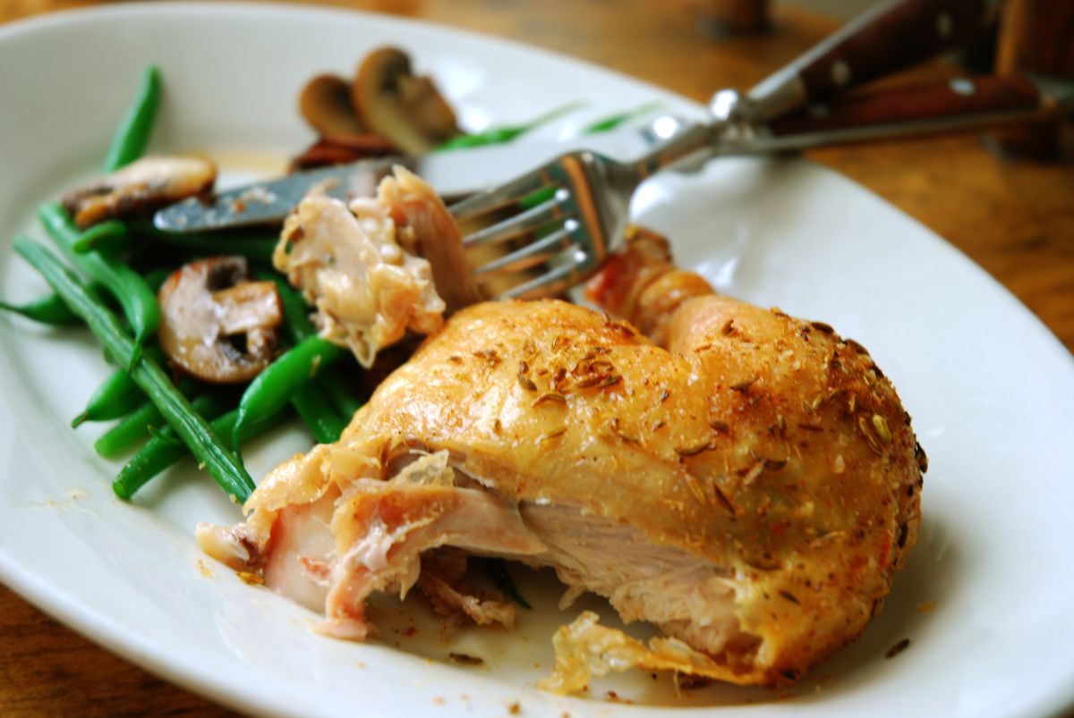Первая блюда из курицы. Курица с беконом и грибами. Рыба курица. Куриные ножки в сметане. Курица фаршированная блинами и беконом.