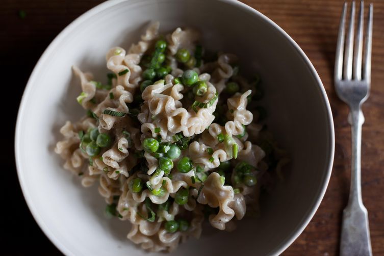Pasta with Peas and Scallions Bathed in Cream