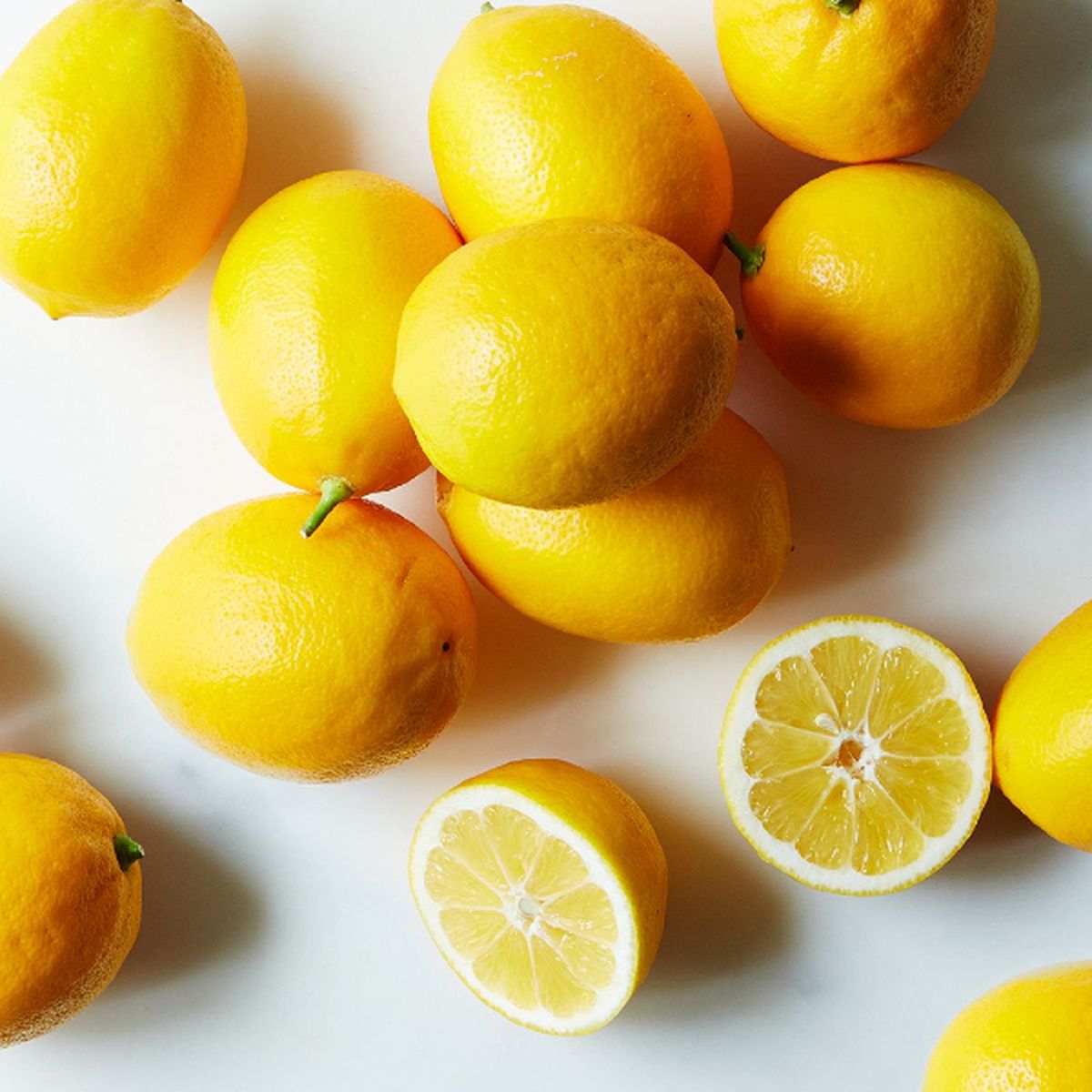 Свежесть лимона. Лимон. Лимоны с тонкой кожицей. Лимоны фон. Лимон картинка.