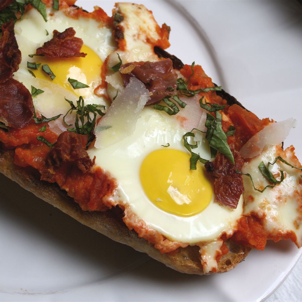 “eggs in pipérade” pizza with crispy prosciutto