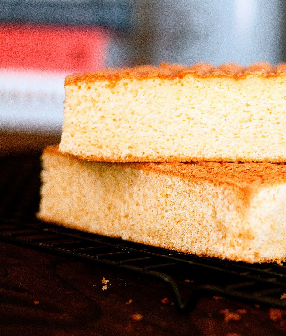 Бисквитное тесто выпекают. Бисквитное тесто. Изделия из бисквитного теста. Блюда из бисквитного теста. Бисквитный пирог.