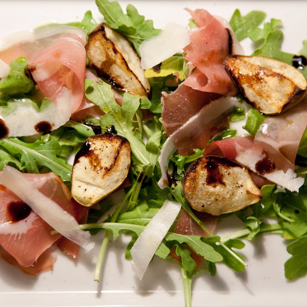 Grilled pears with arugula, prosciutto and balsamic reduction