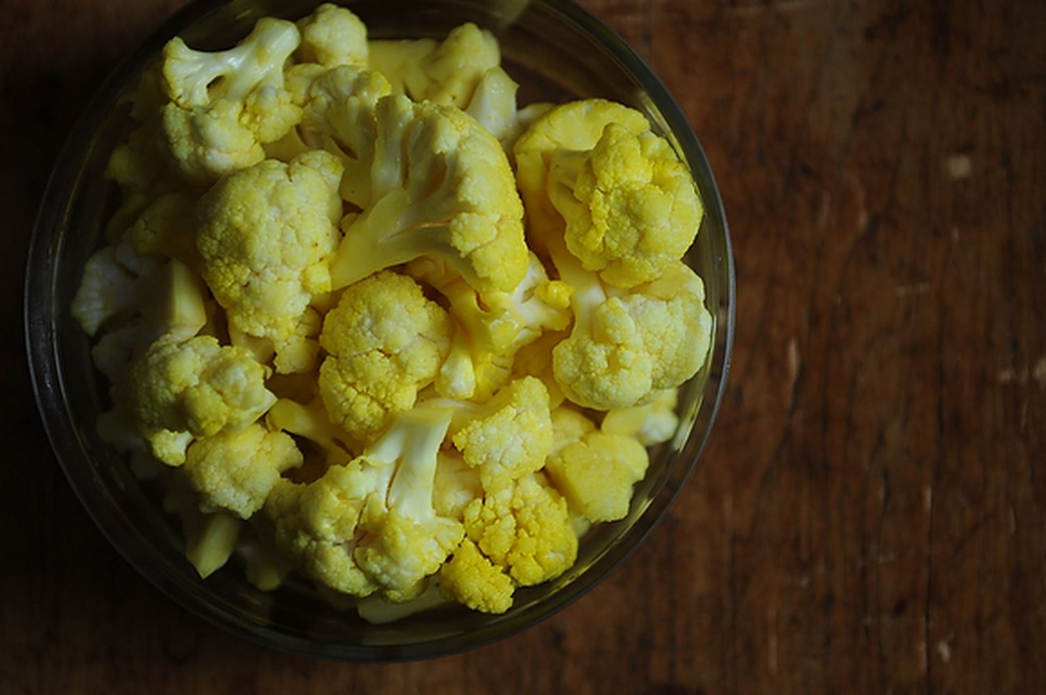 Замороженная цветная капуста рецепты быстро и вкусно. Блюда с цветной капустой. Желтая капуста. Капуста цветная блюда из неё. Чипсы из цветной капусты.