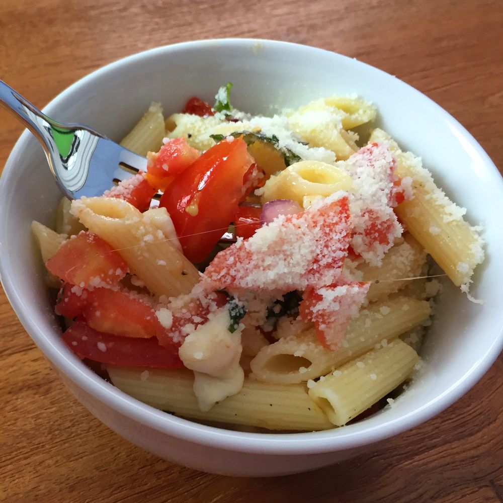 fresh tomato & mozzarella pasta!