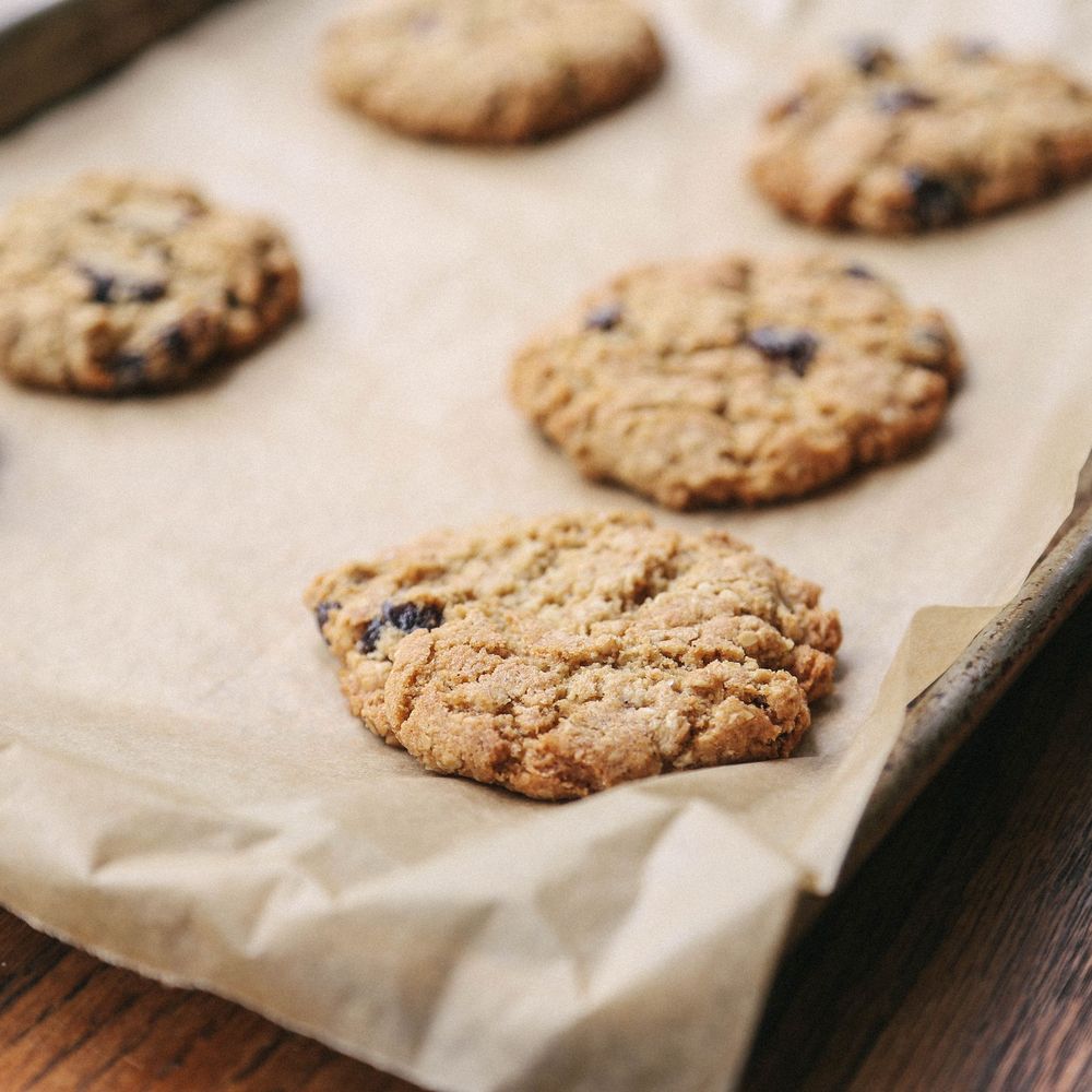 Almond-oatmeal cookies with dried cherries