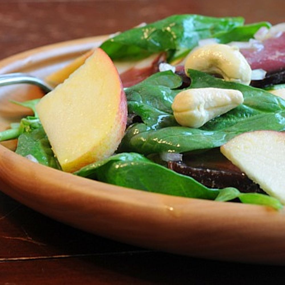 baby spinach salad with apples, cashews and prosciutto