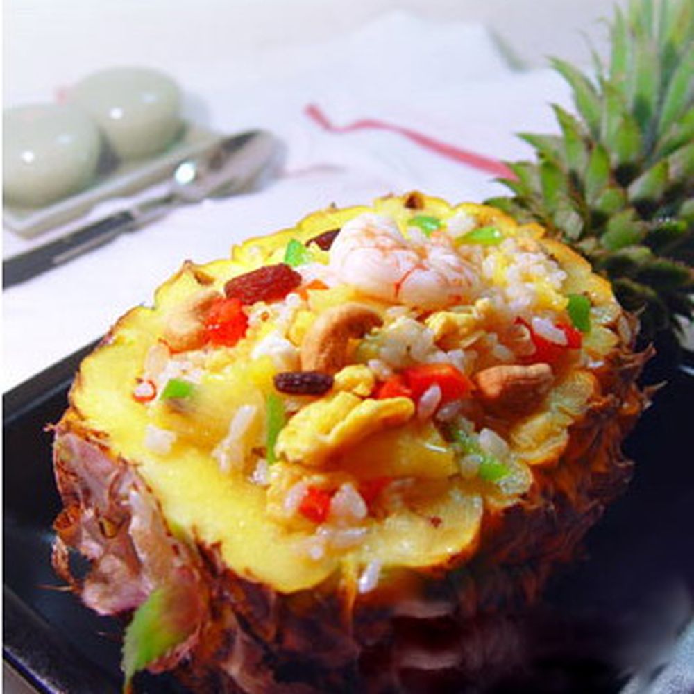 baked pineapple fried rice with cashew nuts