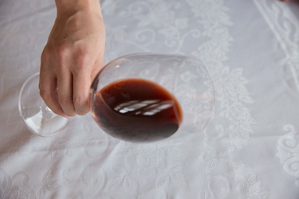 На вине себе поклялась. Недоброкачественное вино. Настоящее вино на салфетку. Как проверить качество вина в домашних условиях. Осмотр вина.