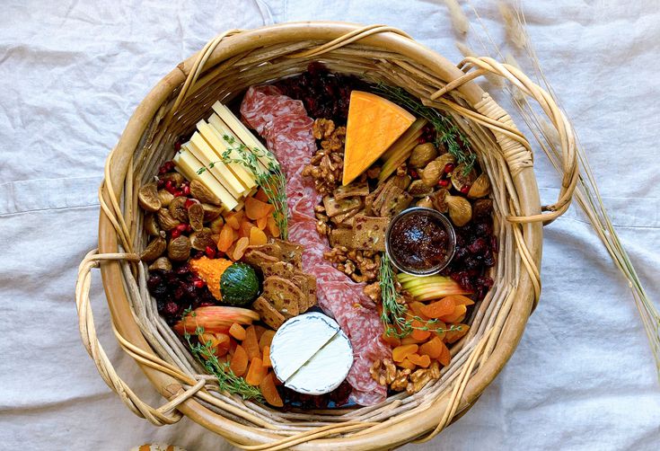 A Thanksgiving Cheese Basket to Cure Pre-Dinner Hanger