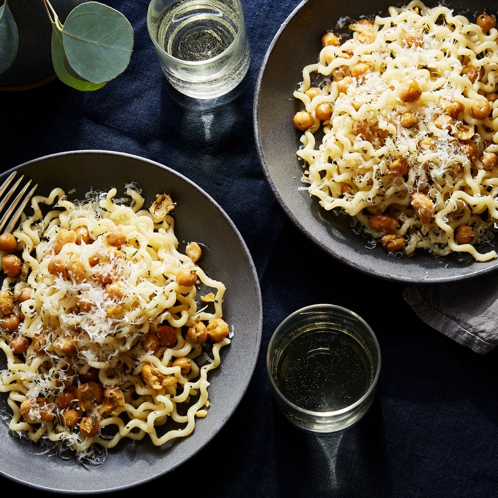 vicky bennison's 'cupboard is bare' pasta & chickpeas