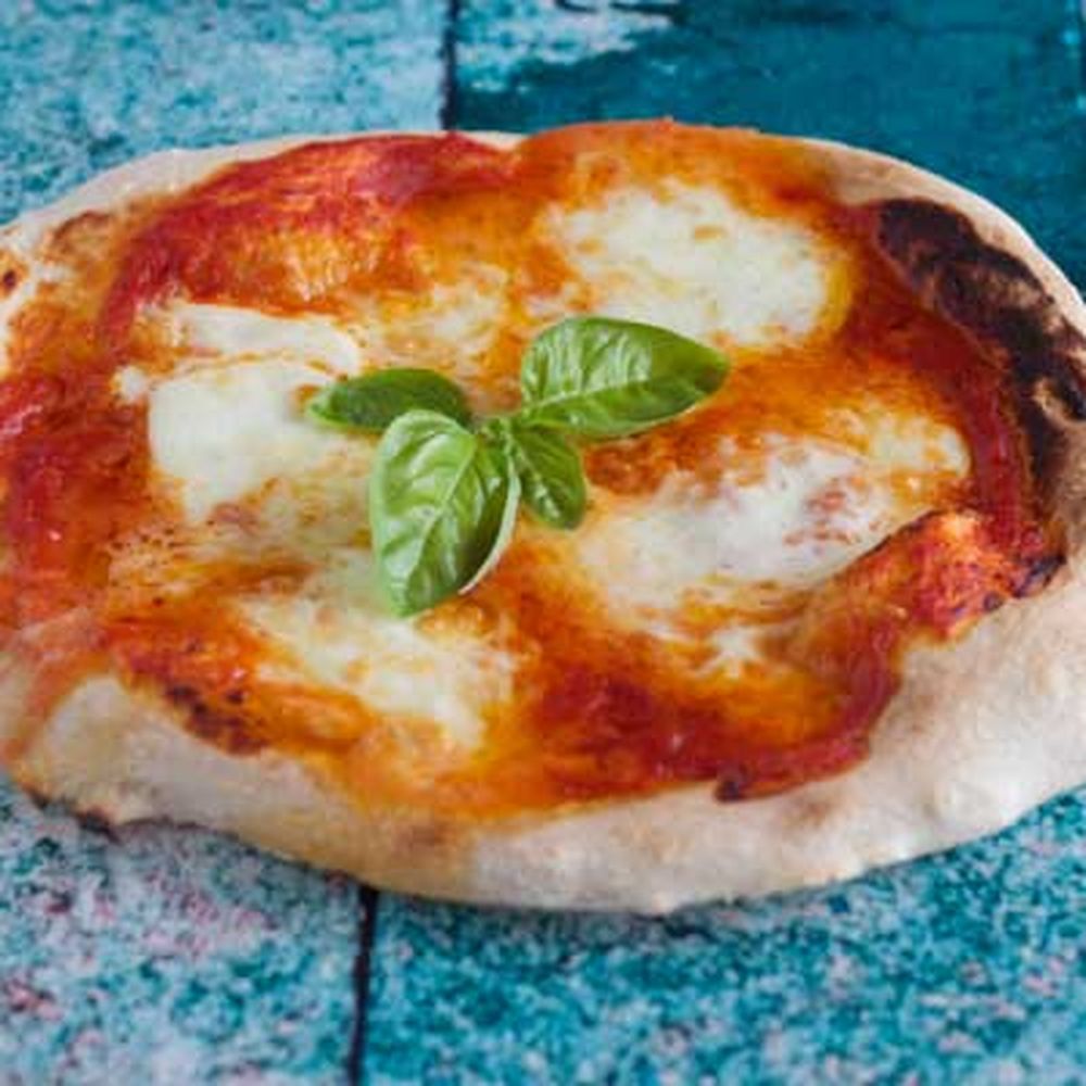 authentic neapolitan cheese pizza (la vera pizza margherita) - campania