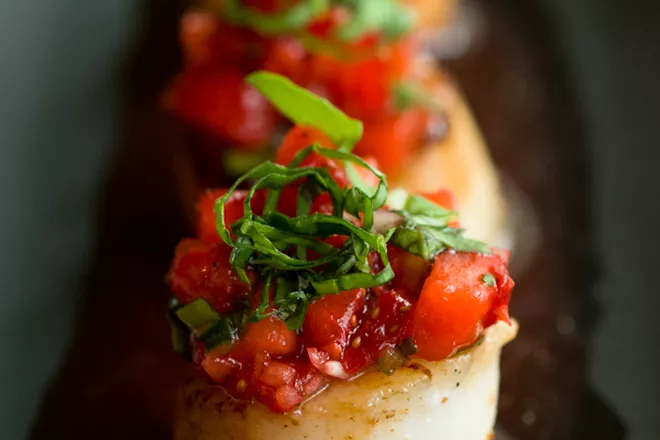 Caramelized Scallops with Strawberry Salsa | http://homemaderecipes.com/healthy/dinner/12-scallop-recipes/