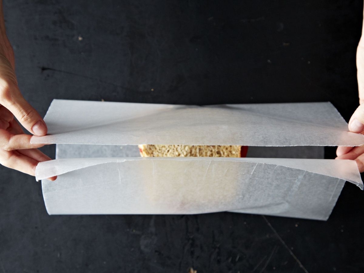 How to Wrap a Sandwich With Wax Paper 