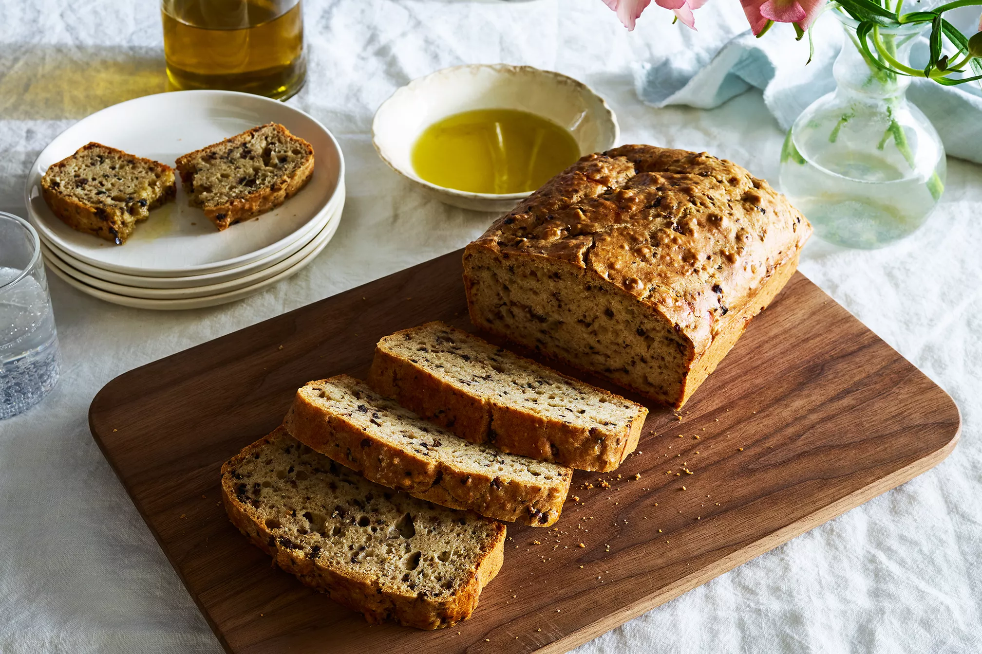 Хлеб с маслом польза. Оливковый хлеб. Хлеб с маслом. Хлеб с оливковым маслом. Прованский хлеб.