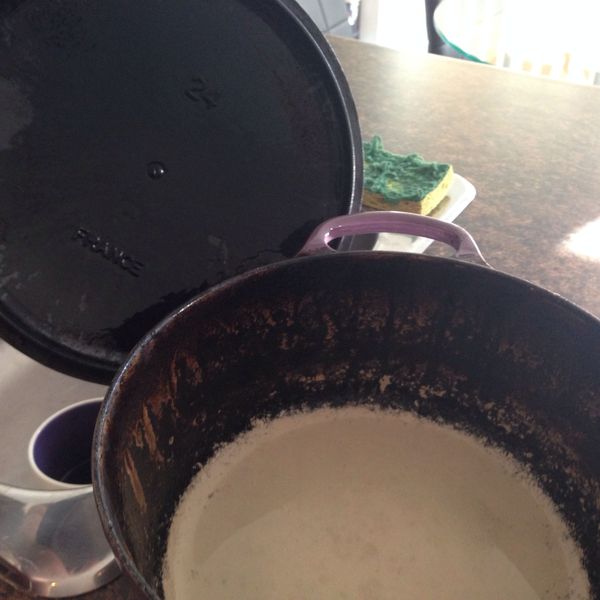 How To Clean A Stained Le Creuset Pot With Bleach And Water 