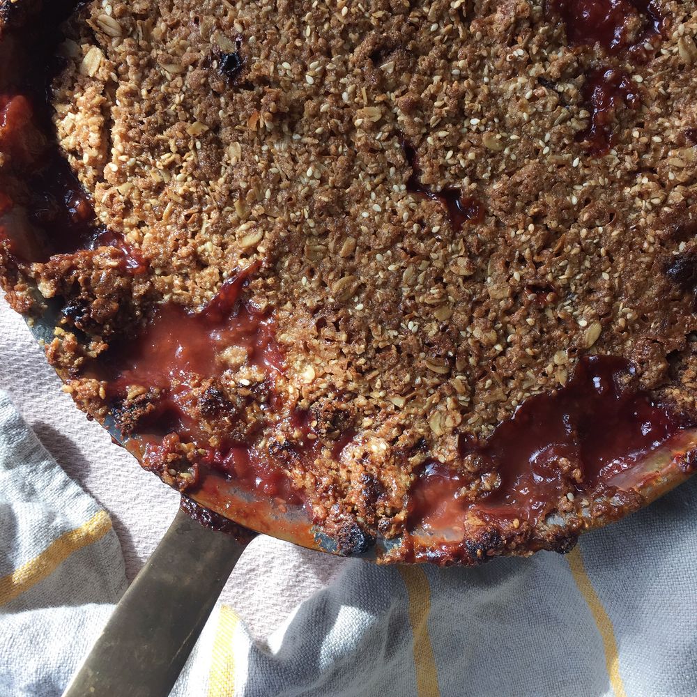 rhubarb strawberry crumble with sesame streusel