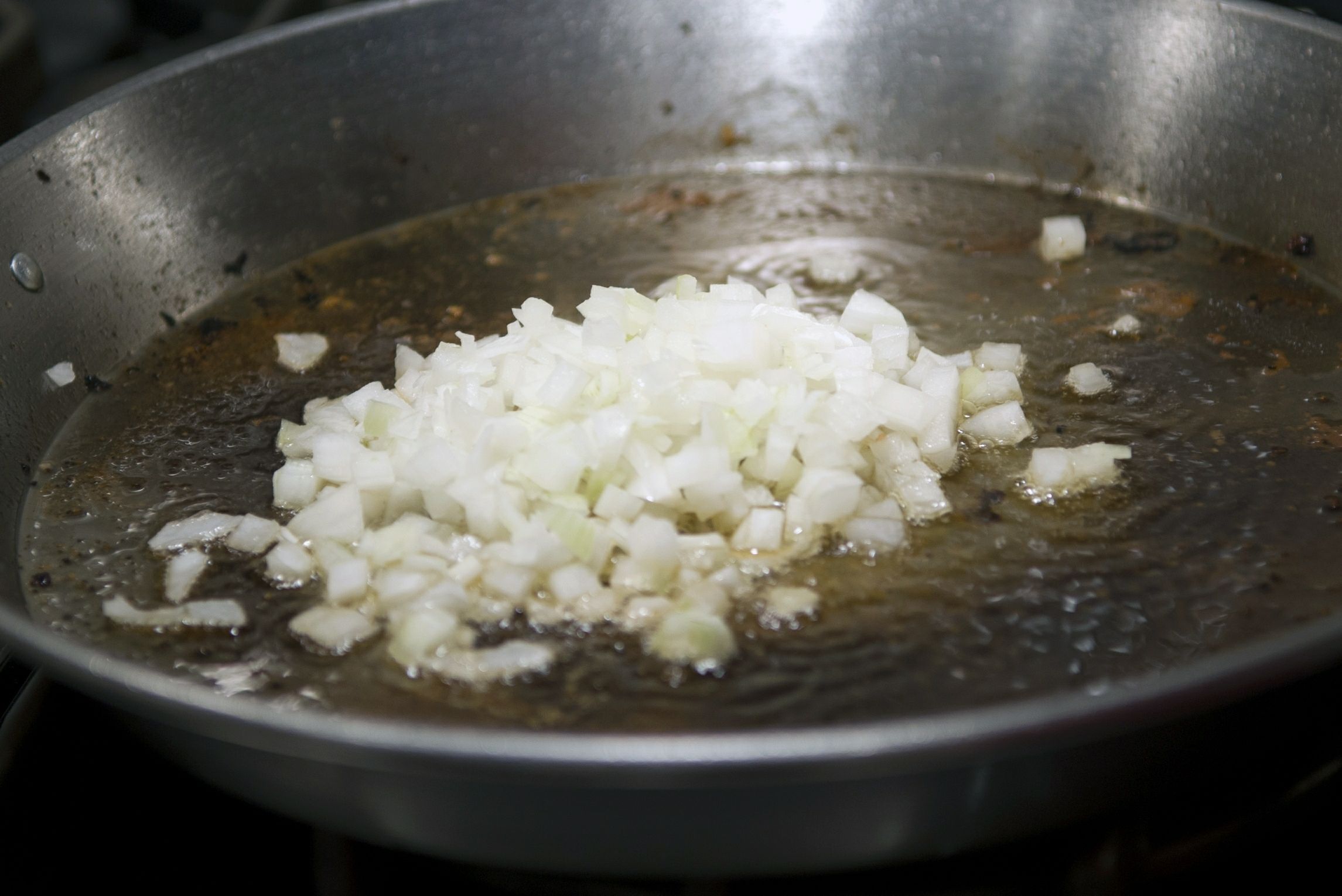 Рис на сковороде простой рецепт. Рис в сковородке. Рис на сковороде взорвать. Фото без ссылок рис на сковородке. Я варю рис в сковороде.