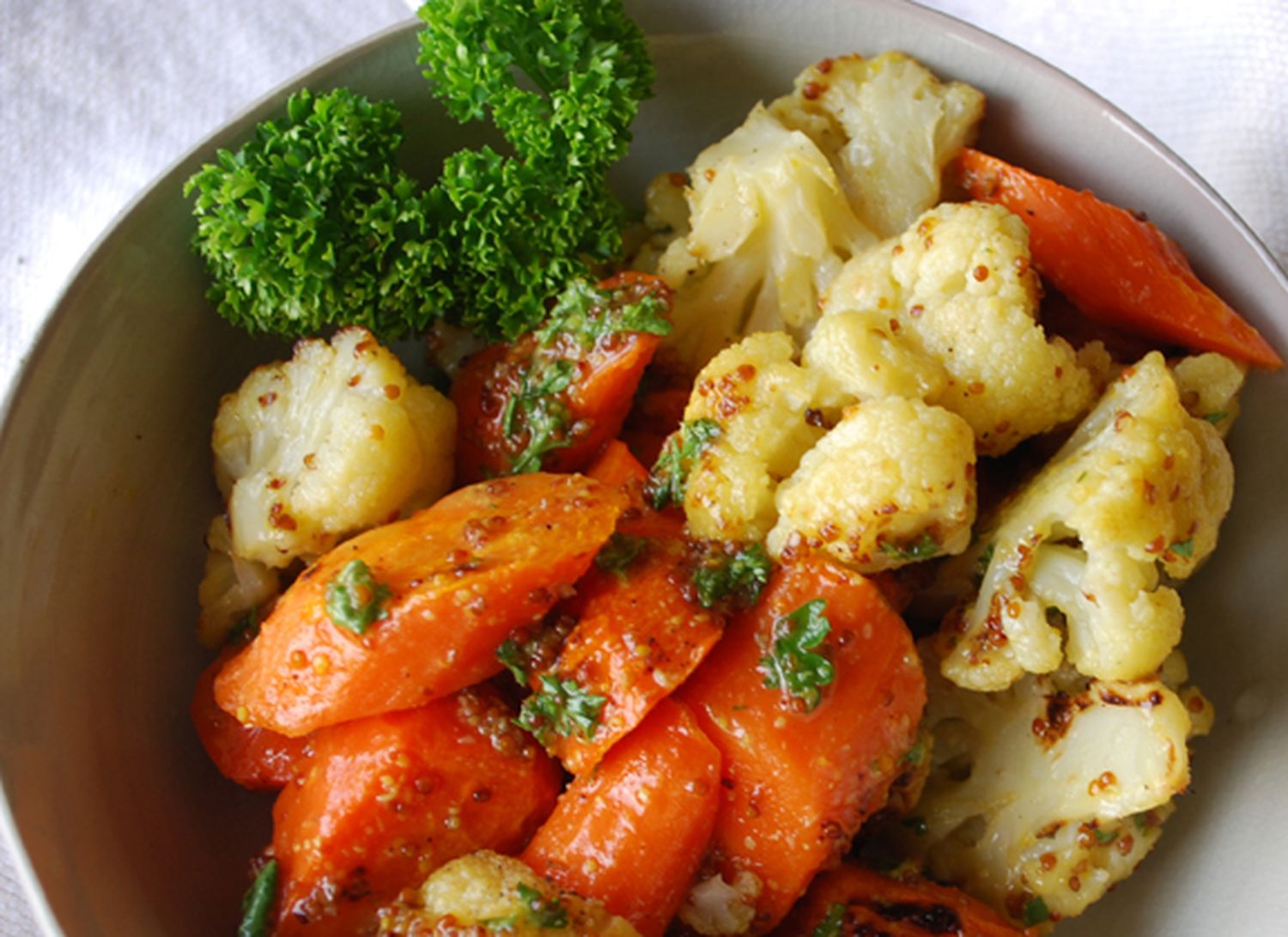 Рецепт картошки в духовке с морковью. Гарнир. Гарнир из цветной капусты. Морковь блюда. Цветная капуста с овощами.