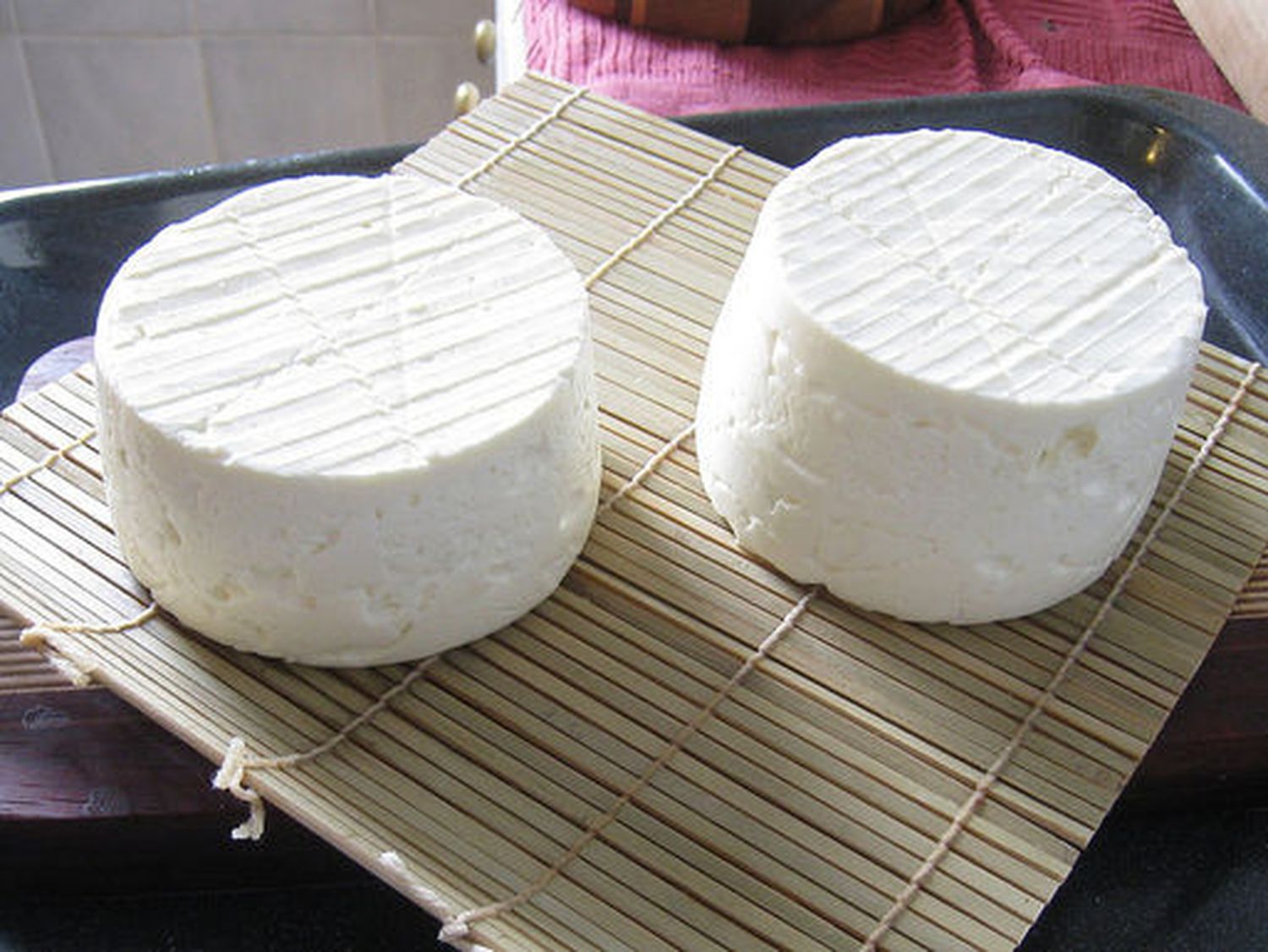 Простой рецепт сыра из козьего молока. Козий сыр камамбер. Домашний козий сыр. Домашний сыр из козьего молока. Домашний сыр из молока.
