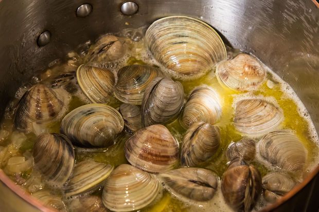 Clams in broth