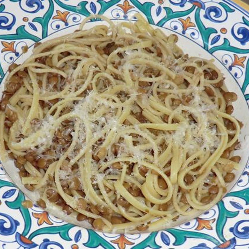 linguine with lentils simmered in white wine